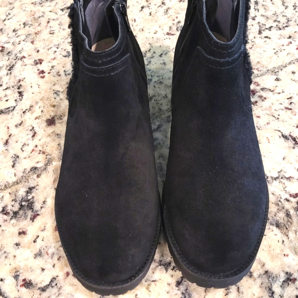 VIONIC ANKLE BOOTIES - BLACK SUEDE